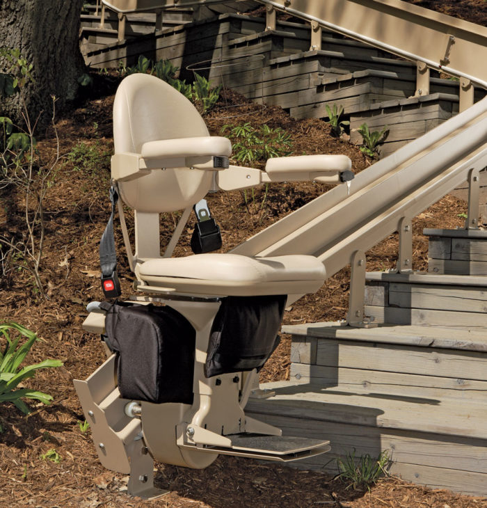 Stairlift for curved outdoor staircase